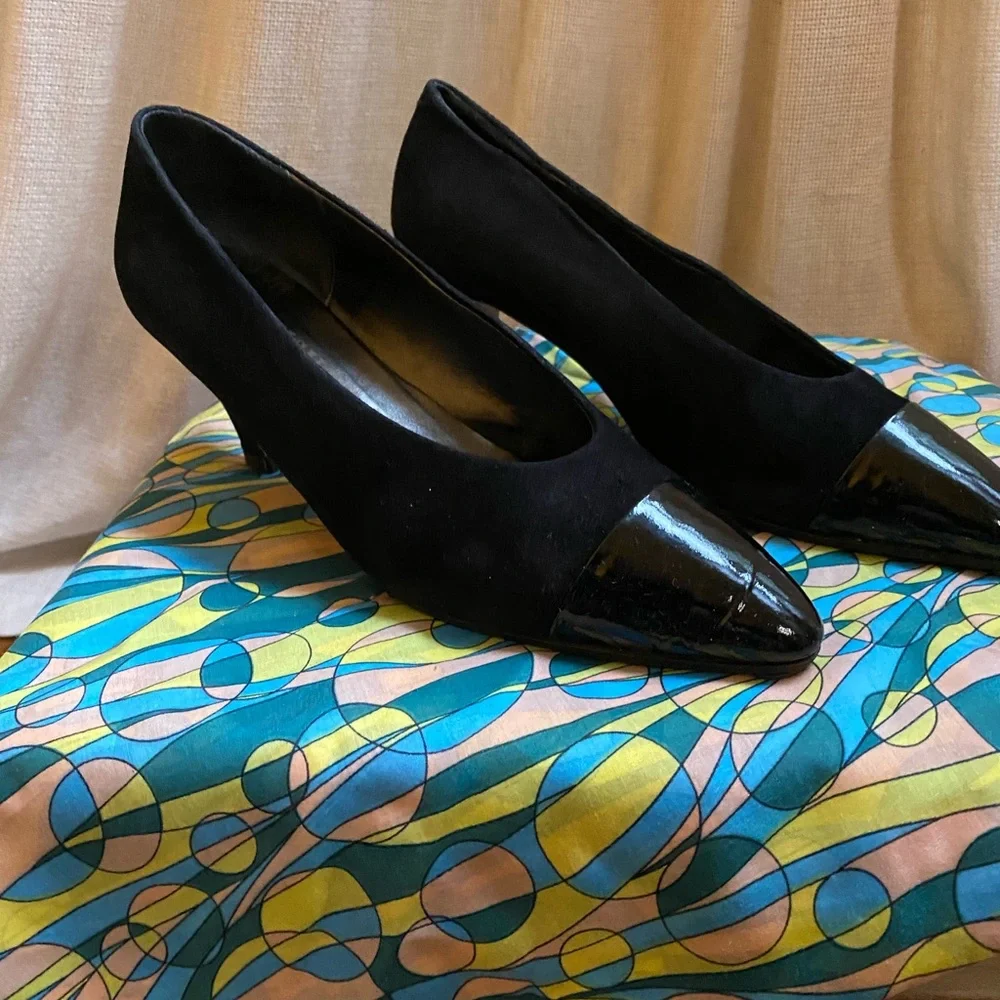 Beautiful Vintage Suede and Patent Leather Heels - Size 8, 3 inch heel - Picture 3 of 13
